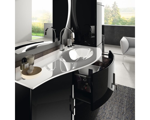 Modernt badrum med svart tvättställ, tvättställsskål och öppen låda