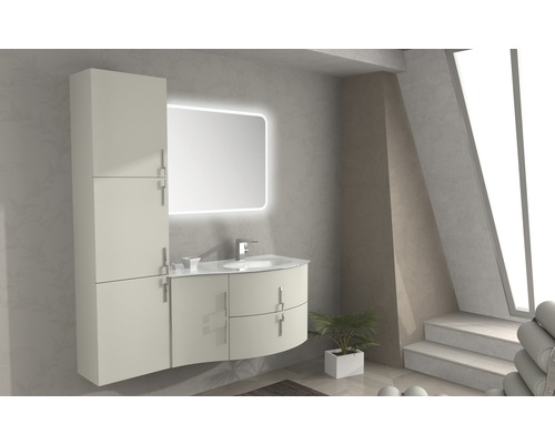 Badrum med handfat, spegelskåp och belyst spegel