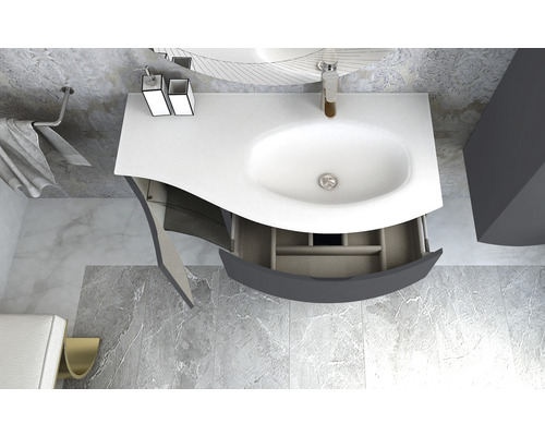 Badrum med tvättställsskåp, tvättställ och öppen låda