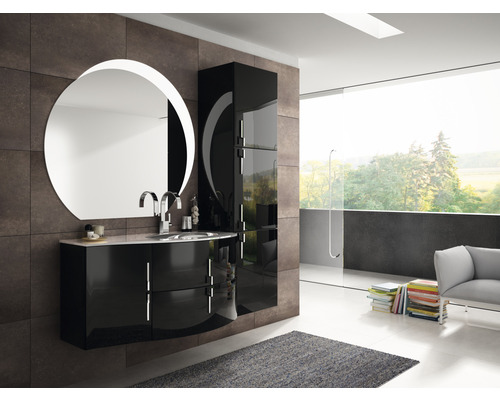 Ljust badrum med svart handfat, rund spegel och högskåp