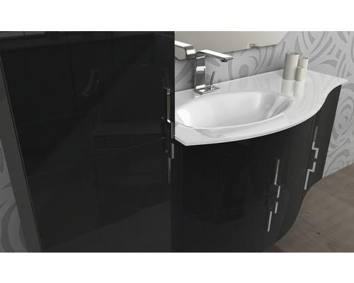 Badrum med tvättställsskåp, handfat och armatur