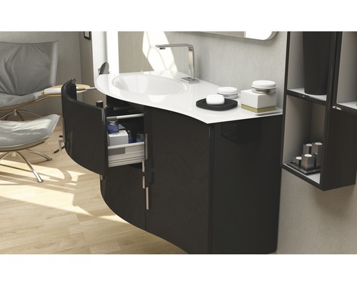 Badrum med handfat, blandare, underskåp och låda.