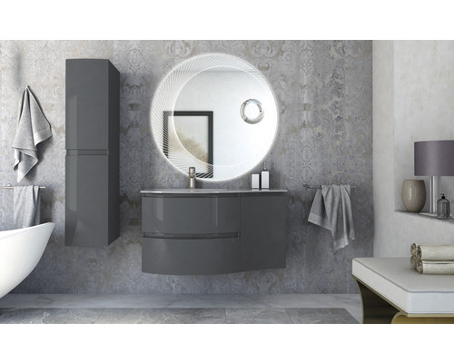 Badrum med tvättställ, spegelskåp och högskåp