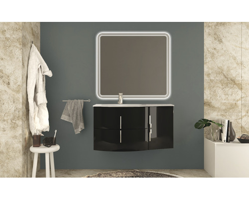 Modernt badrum med tvättställ, belyst spegel och dekoration