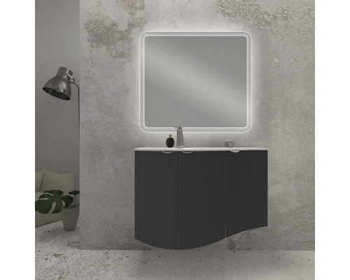 Badrum med belyst spegel och tvättställsskåp