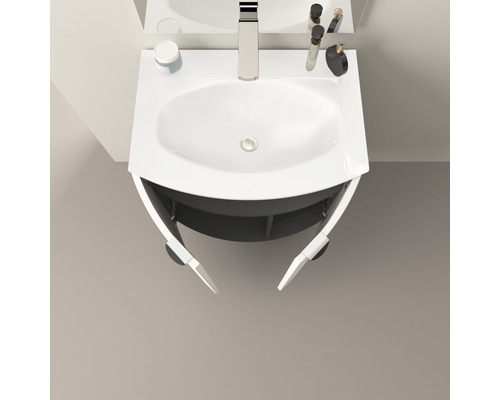 Tvättställ med öppet underskåp i badrummet