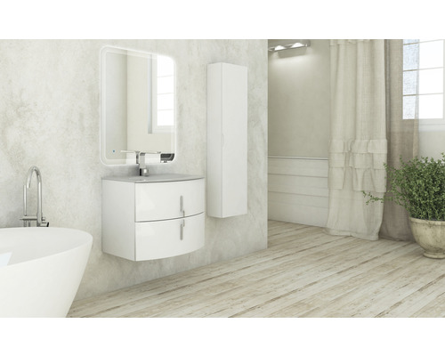 Badrumsscen med tvättställ, spegel, högskåp och badkar i ljus design.