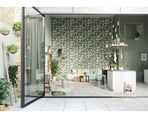 Ljust vardagsrum med tapet med växtmönster, växter och altandörr