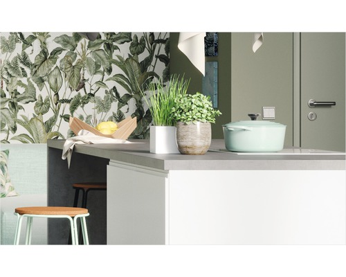 Köksscen med köksbord, växter och kastrull