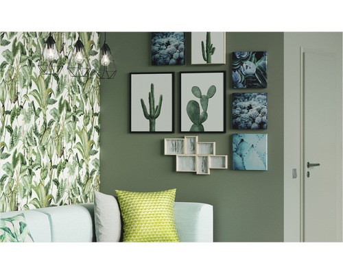 Vardagsrum med tropisk tapet, kaktusbilder och geometriska lampor