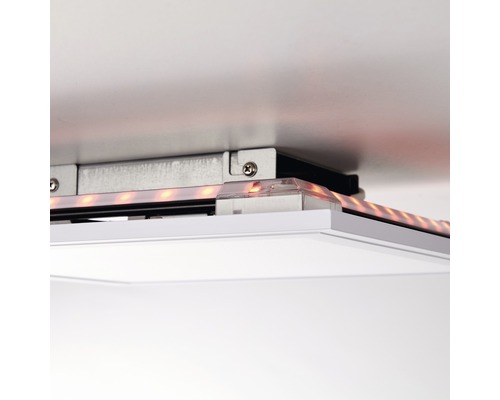 Detaljbild av en LED-remsa fäst på en yta