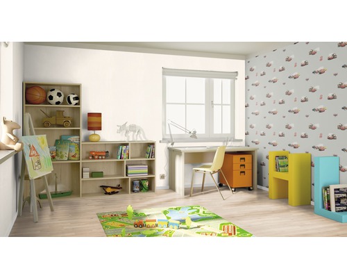 Barnvänligt rum med möbler, leksaker och en färgstark lekmatta.