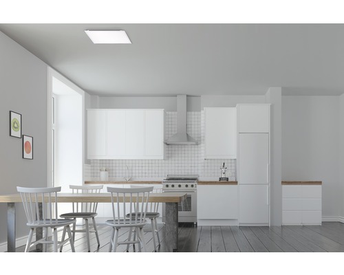 Ljust matrum med matbord, stolar och fyrkantig taklampa