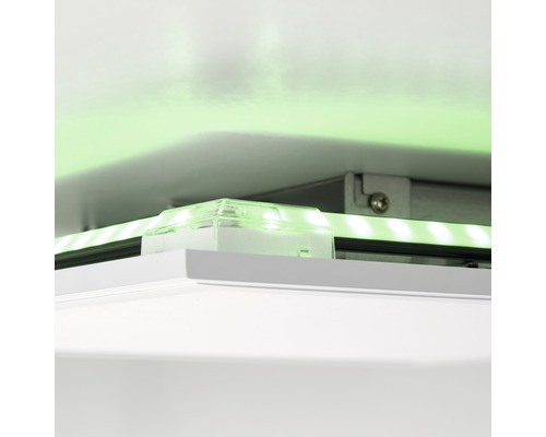 Närbild av en LED-list med tydlig hörnanslutning under ett skåp.