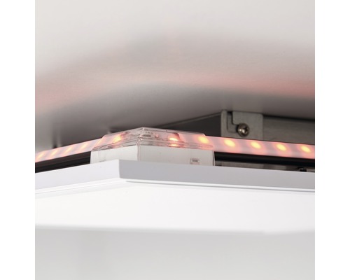 Närbild av en LED-strip med anslutningsstycke i taket