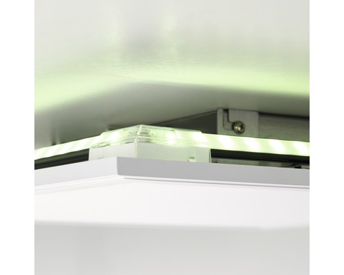 LED-remsa med monteringsfäste på ett tak