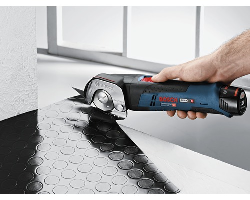 Batteridriven sax för att skära golvbeläggning i aktion