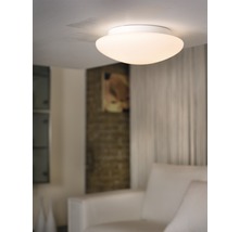 Vit taklampa i vardagsrummet