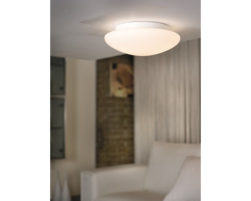 Vit taklampa i vardagsrummet