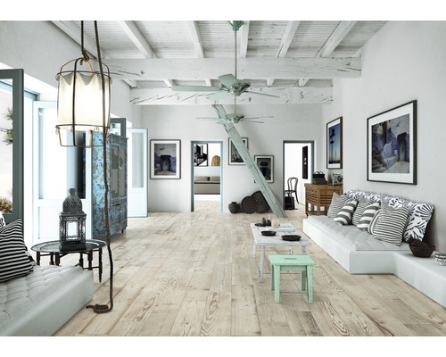 Ljust, öppet vardagsrum med trägolv, soffa och dekorativ belysning