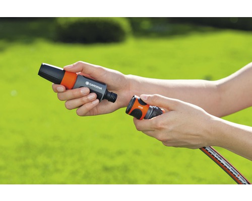 Trädgårdsslangkoppling sätts ihop