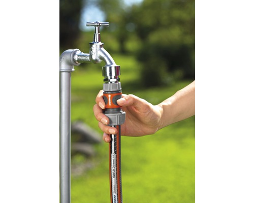 Trädgårdsslanganslutning till en vattenkran med Gardena slang