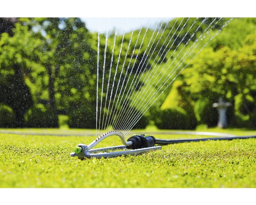 Grässpridare i drift för bevattning av en grön yta