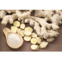 Ingefärsrot med ingefärsskivor och ingefärspulver