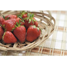 Jordgubbar i en korg