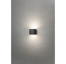 Fyrkantig vägglampa på en vägg