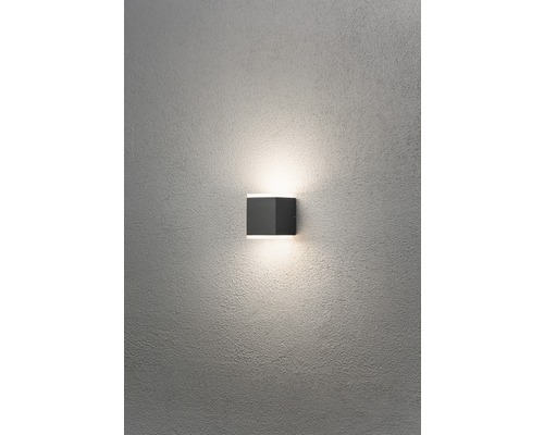 Fyrkantig vägglampa på en vägg