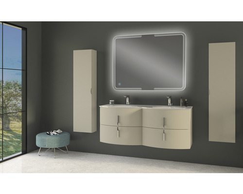 Modernt badrum med tvättställsskåp, spegelskåp med belysning och högskåp.