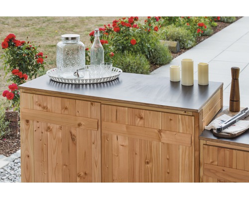 Trädgårdsbar med träpanel, dryckesautomat, flaska, glas, ljus och grilltång på ovansidan