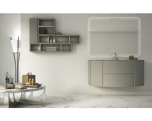 Modernt badrum med tvättställsskåp, belyst spegel och hyllor