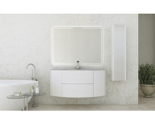 Badrum med tvättställsskåp, spegel med belysning och högskåp