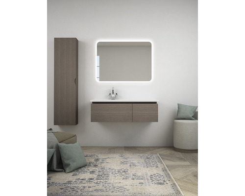 Badrum med tvättställ, spegel med belysning och högskåp