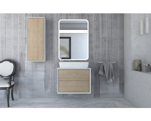 Badrum med tvättställ, belyst spegel och väggskåp