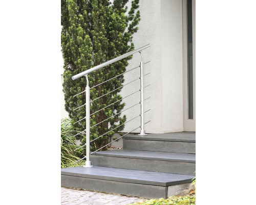 Räcke av rostfritt stål på en utomhustrappa till ett hus