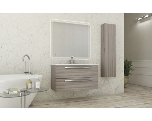 Badrum med tvättställsskåp, spegel med belysning och väggskåp