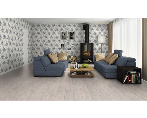 Vardagsrum med soffa, öppen spis och trägolv