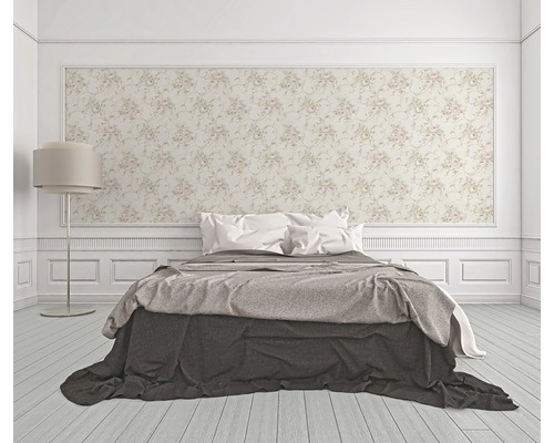 Sovrum med säng, blommig tapet och golvlampa