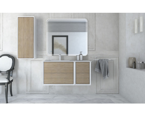 Badrum med tvättställsskåp, spegelskåp, spegel och stol