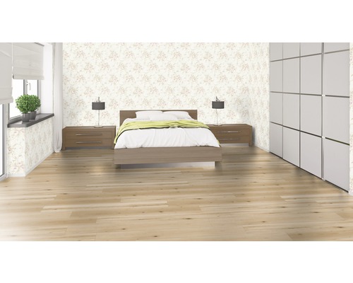 Sovrum med blommig tapet, säng, sängbord, lampor och skåp