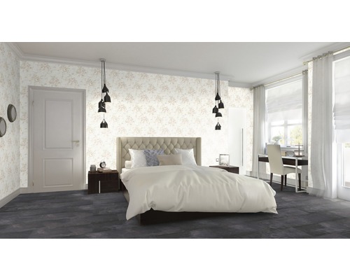 Ljust sovrum med dubbelsäng, sängbord och blommig tapet.