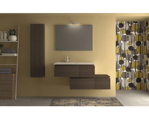 Badrum med handfat, spegel, hängande skåp och hylla