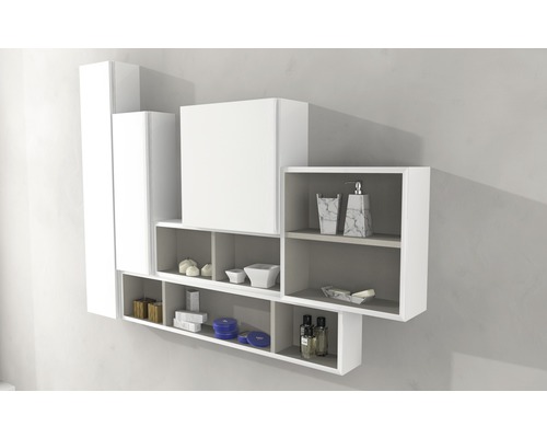 Vit badrumsinredning med skåp och öppna hyllor på väggen