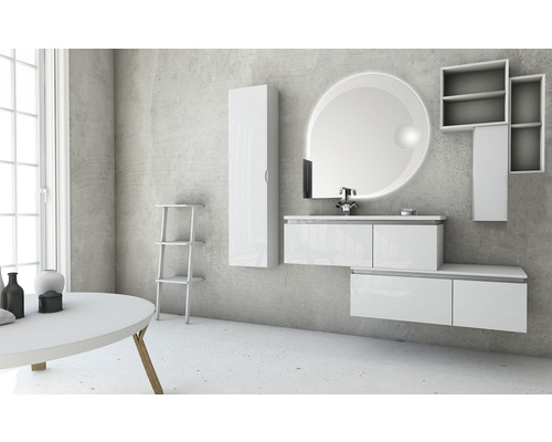 Ljust badrum med tvättställ, spegelskåp och hyllor för en modern atmosfär.