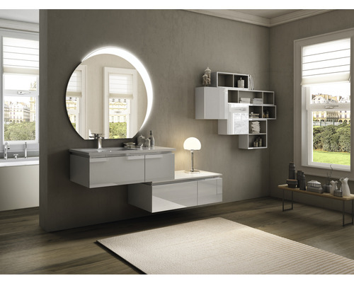 Modernt badrum med handfat, spegel med belysning och hyllor