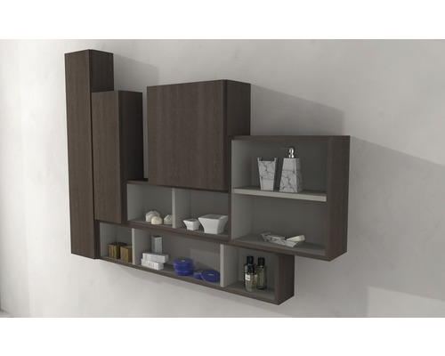 Vägghylla med flera fack för förvaring av badrumsartiklar.