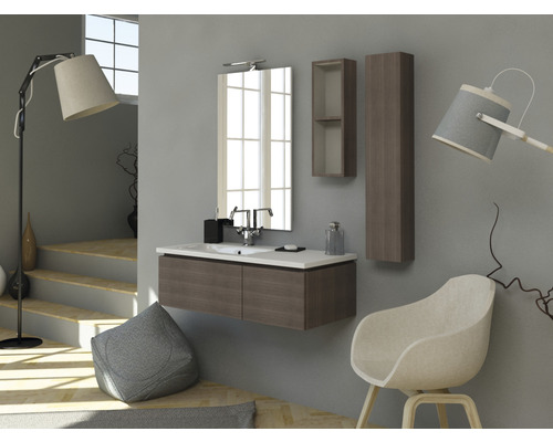 Modernt badrum med handfat, spegel, pall och belysning för en ljus och organiserad atmosfär.